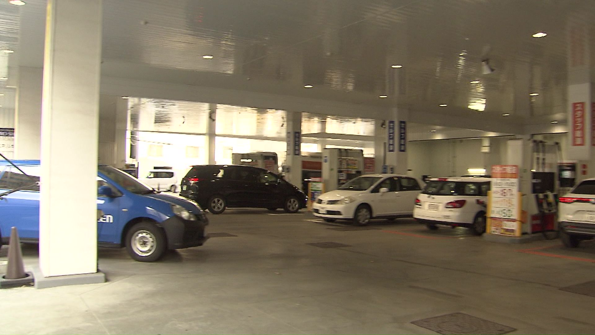 ガソリンスタンドには給油待ちに並ぶ列も
