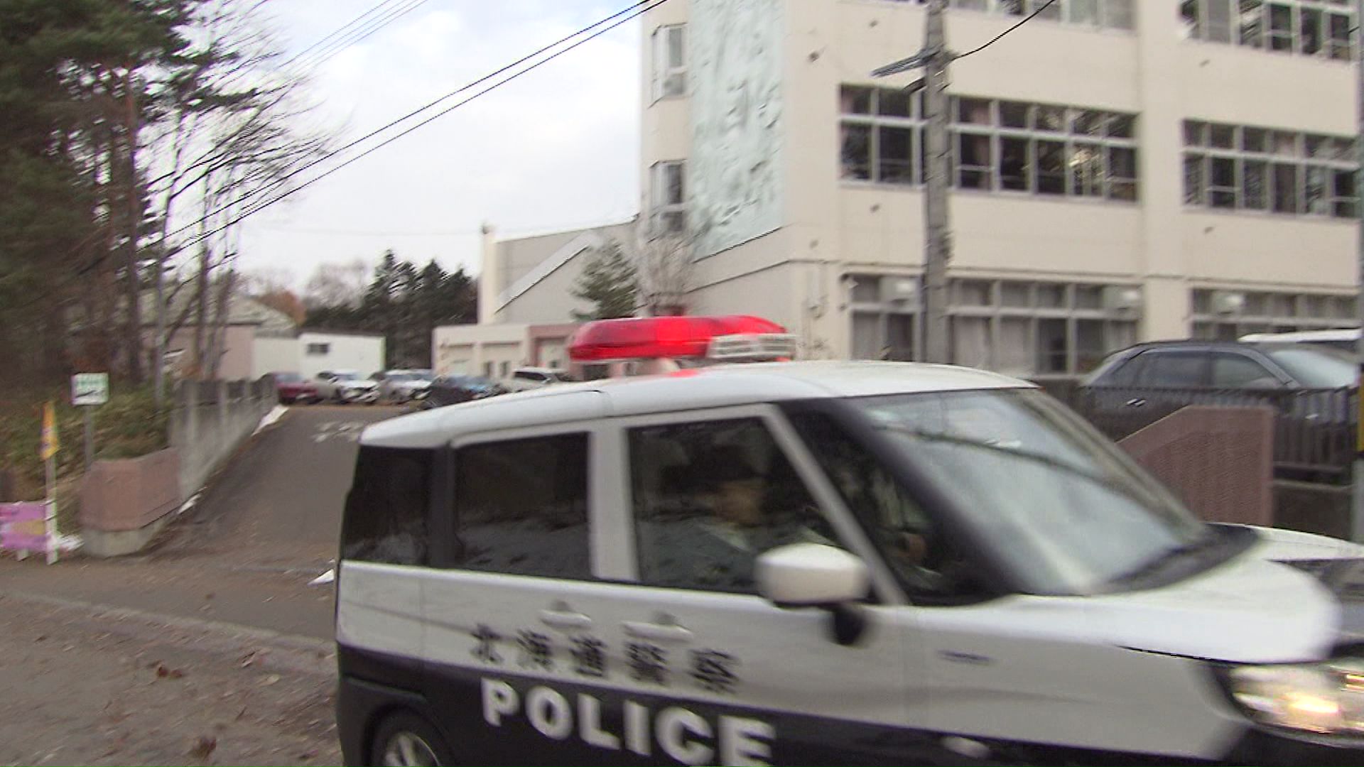 クマの足跡が見つかった学校周辺は警戒が続く