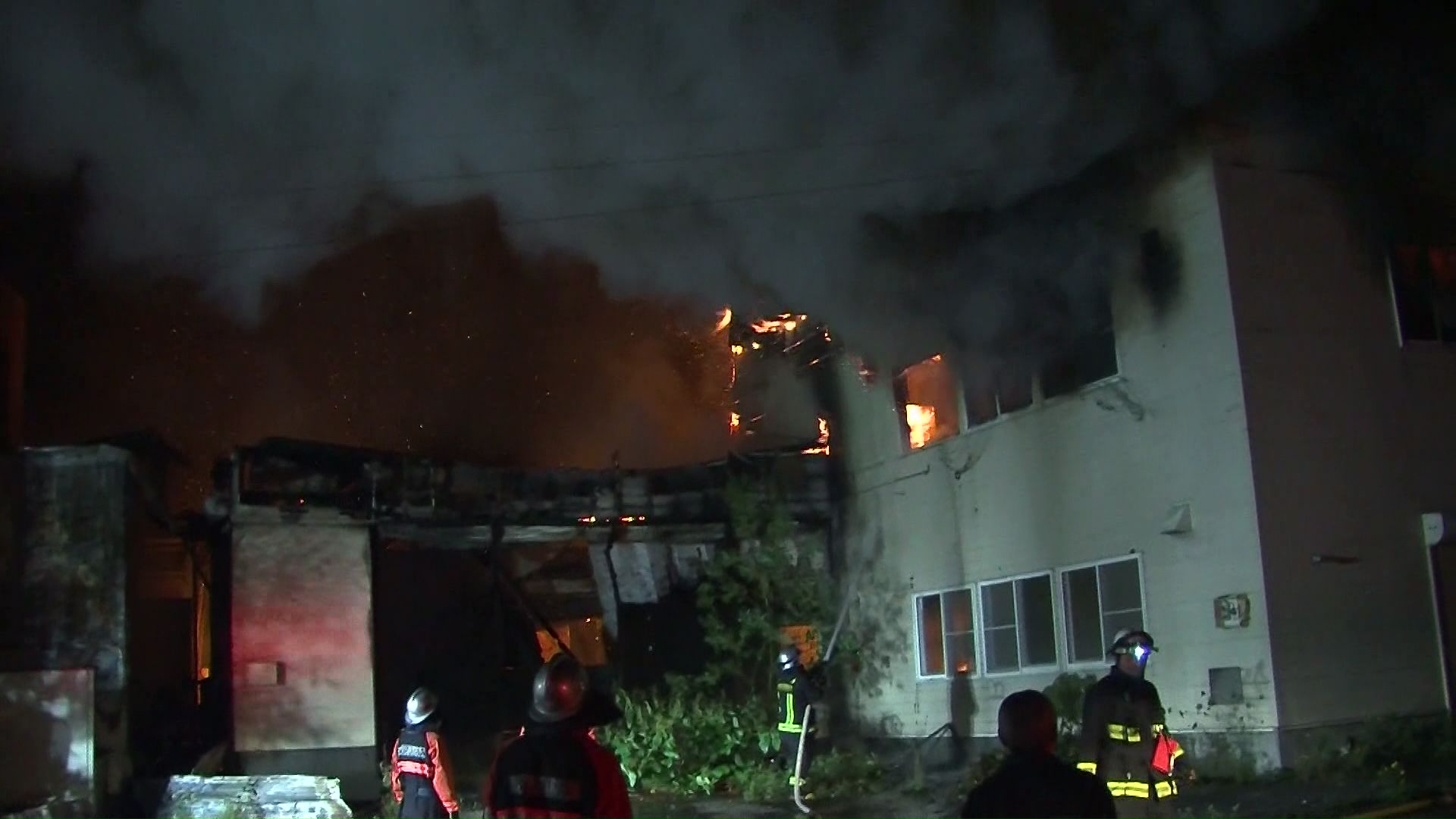 送検された3人は2022年8月に紋別市港町の建物に放火した疑い