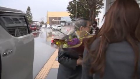 花束を受け取る原田市長