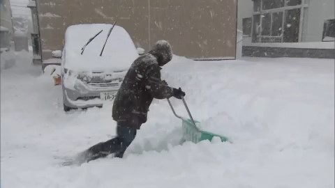雪かきに追われる住民(札幌市北区)