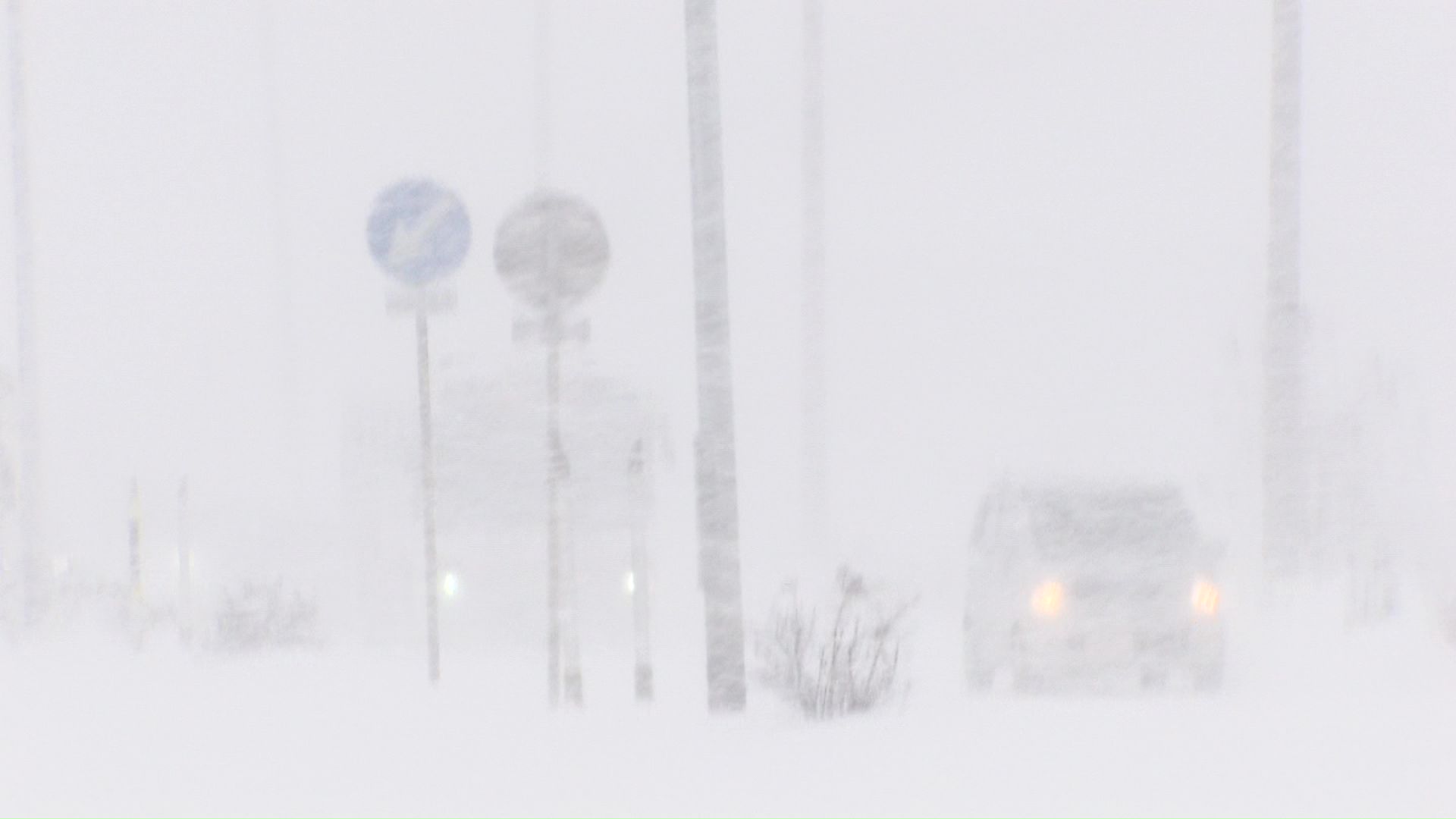 札幌市北区や東区では吹雪で道の先が見えなくなるホワイトアウトに