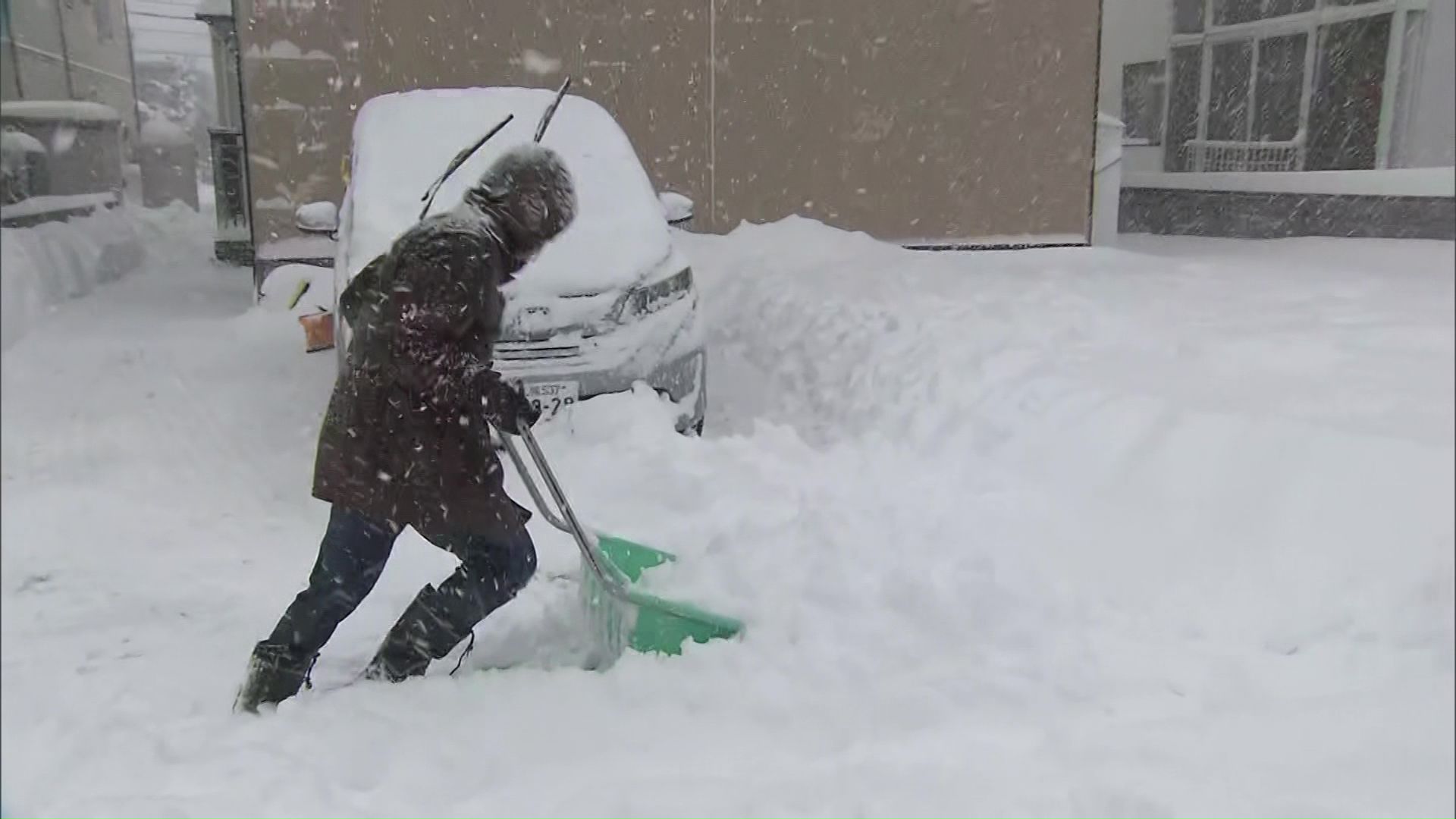 住民も戸惑いながら雪かき