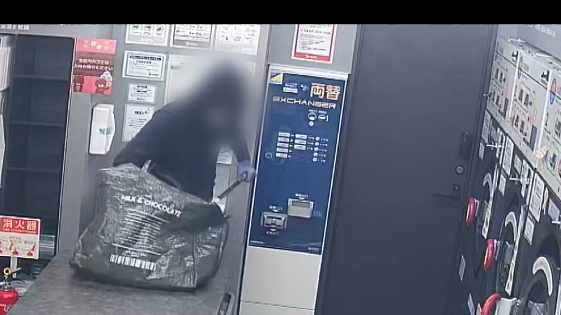 バッグからバールのような工具を取り出す(防犯カメラの映像)