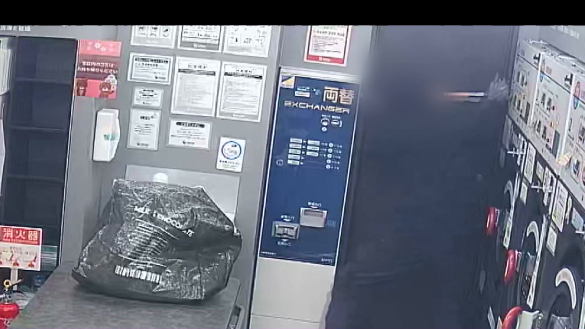 両替機を工具で必死にこじ開けようとする（防犯カメラの映像）