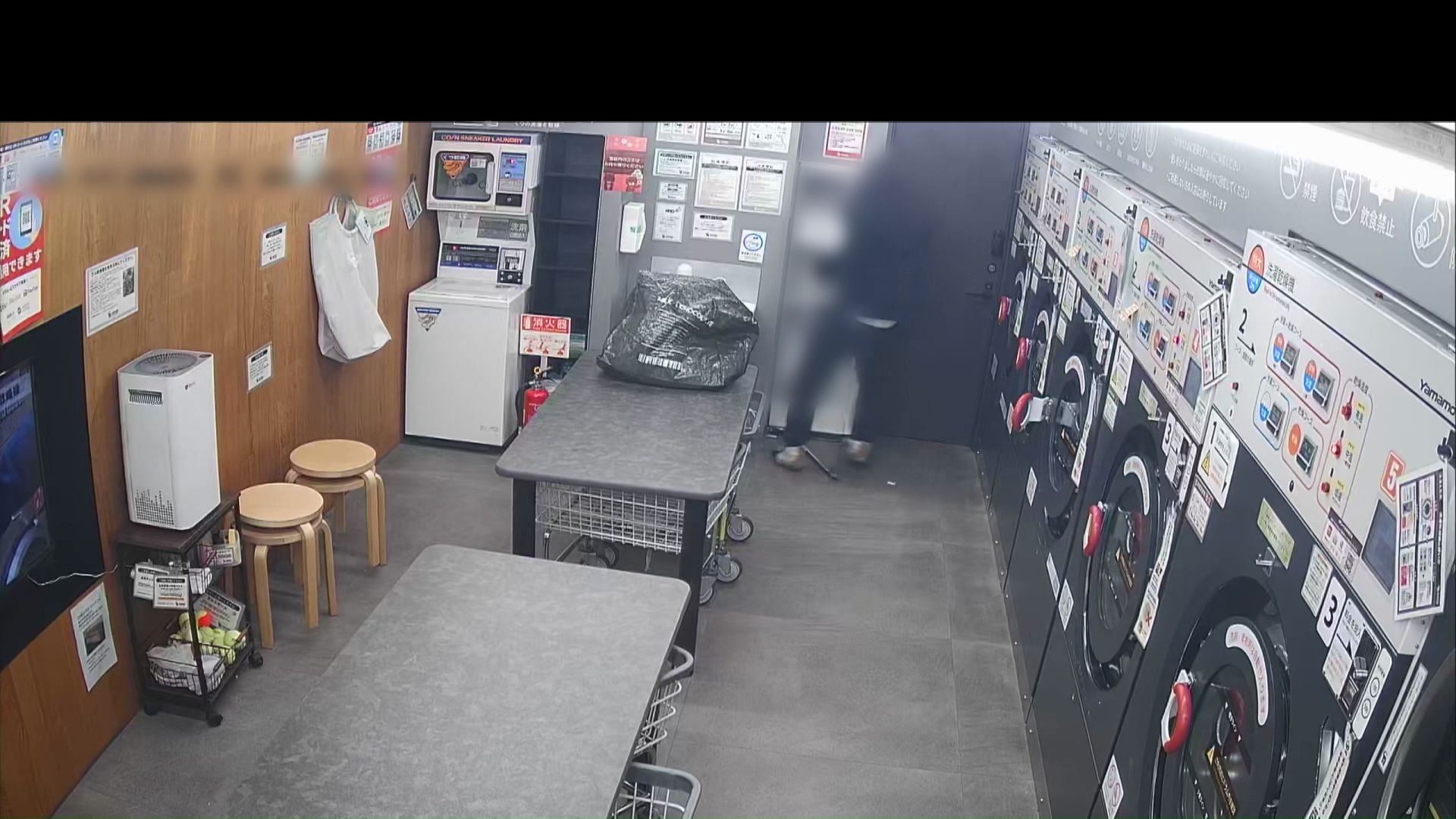 両替機の扉が開く（防犯カメラの映像）