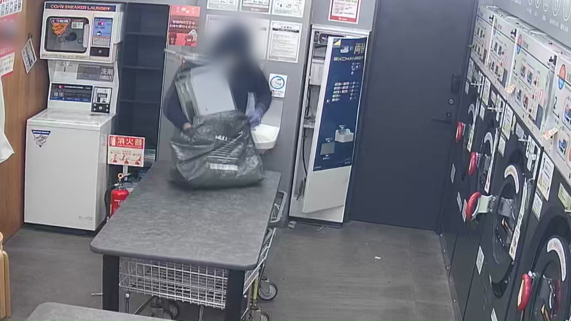 両替機の一部ごと持ち去る（防犯カメラの映像）