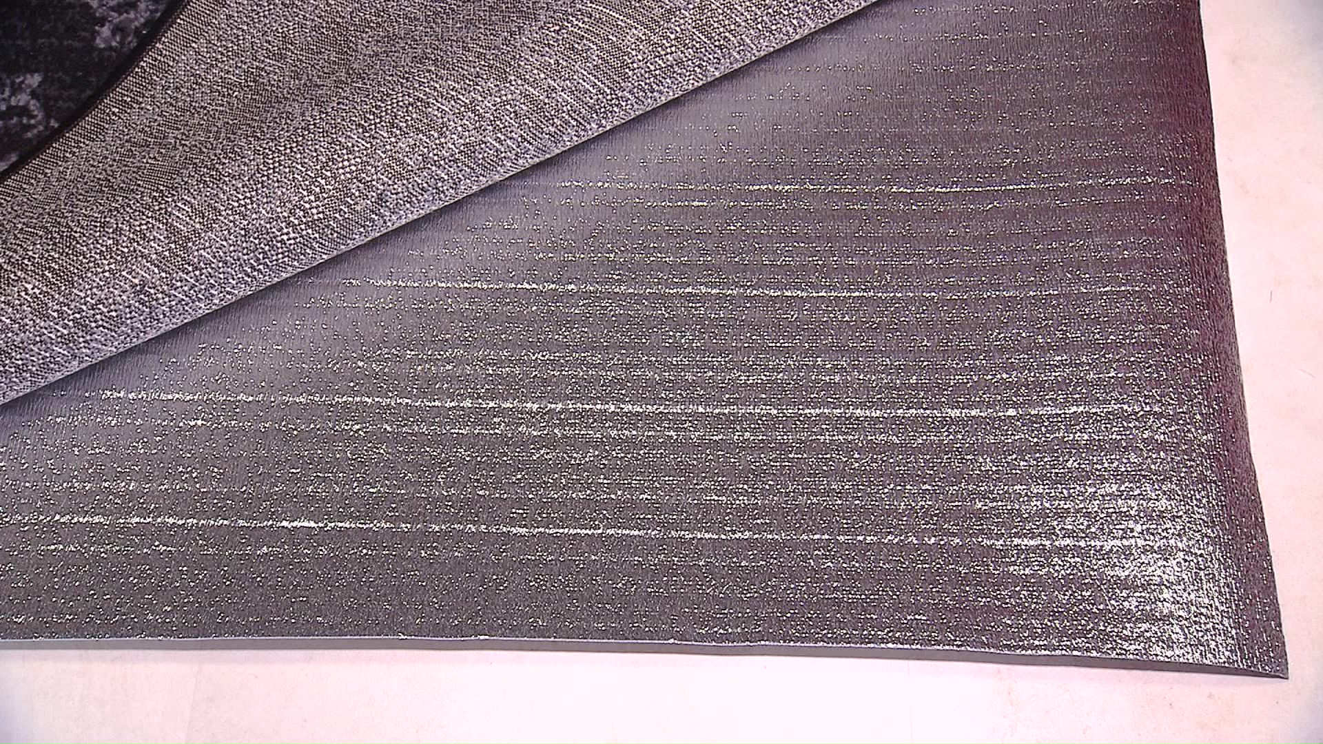 カーペットの下にアルミシート？