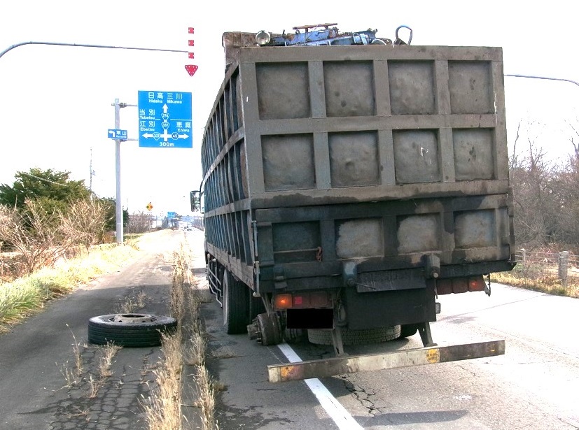タイヤが脱落したトラック（提供：道警）