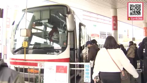 列車が運休しバス乗り場には観光客などが列を作った