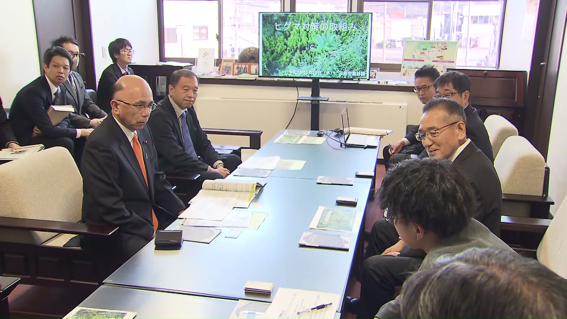 高崎さんらハンターと話す根本農水副大臣