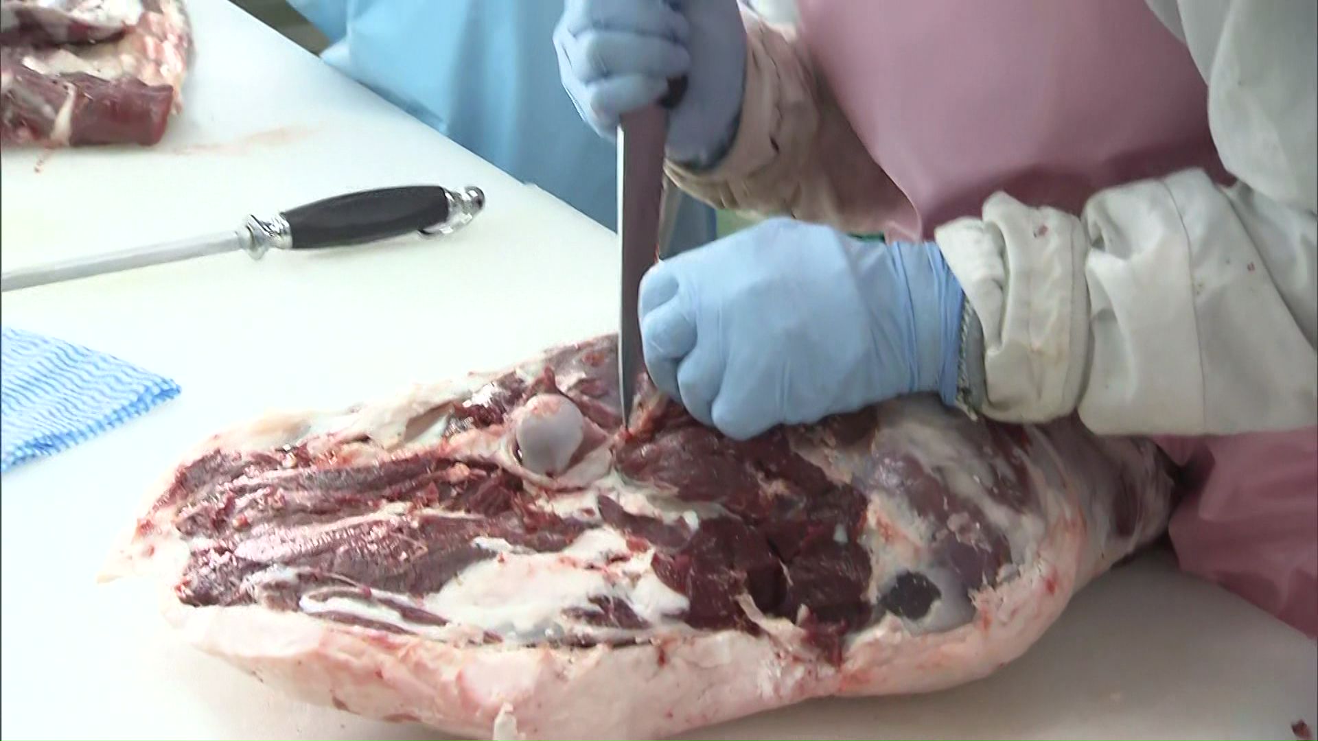 加工されるジビエ肉