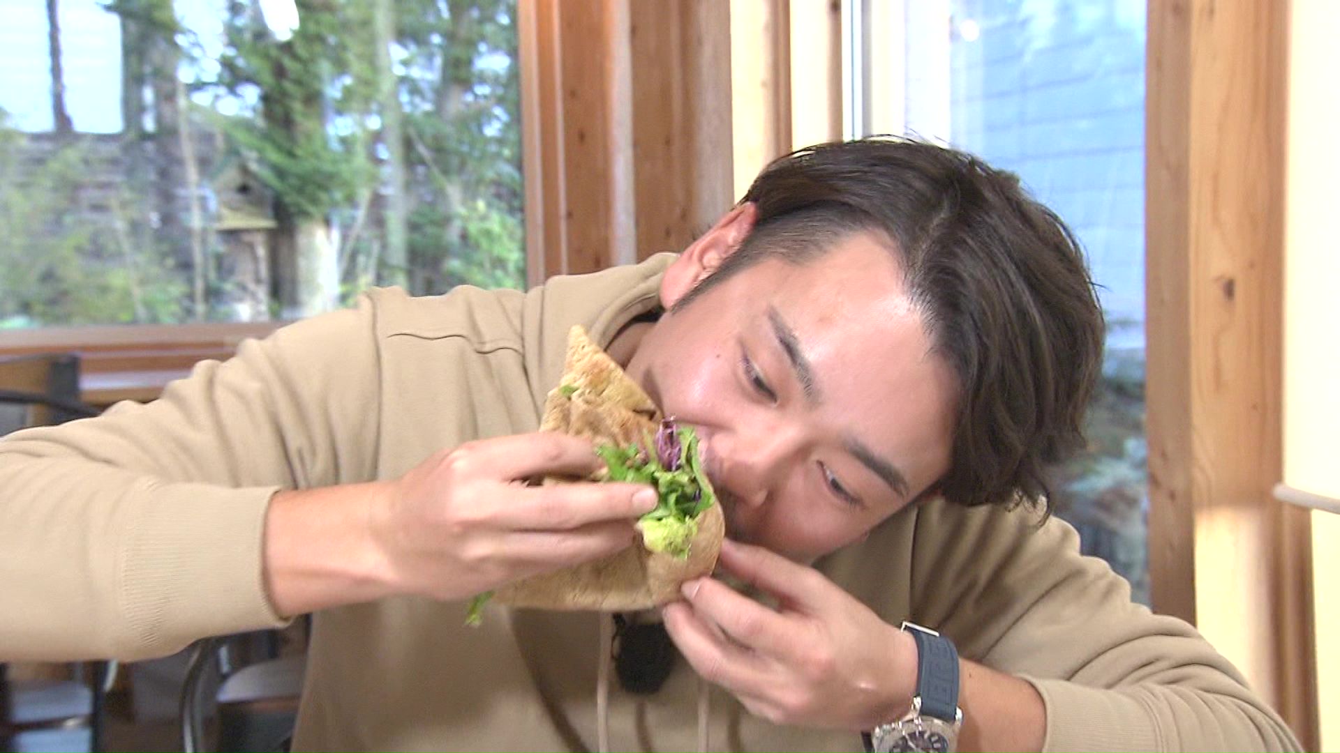 自由な食べ方で良いガレット…金山さんは豪快に！