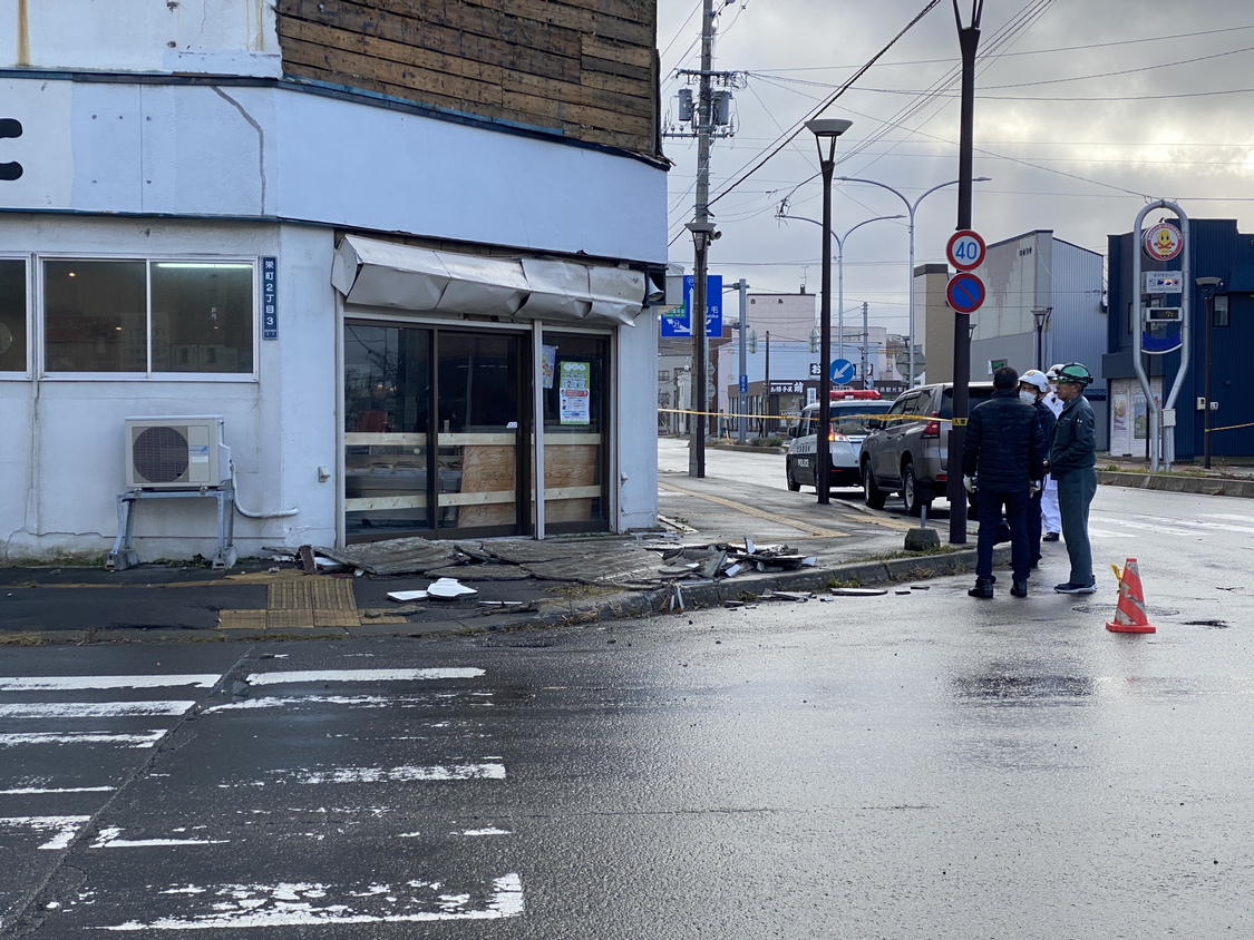 外壁が落下した現場(北海道留萌市)