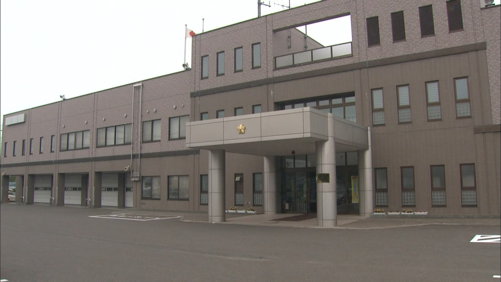 事故を調べる北海道警中標津署