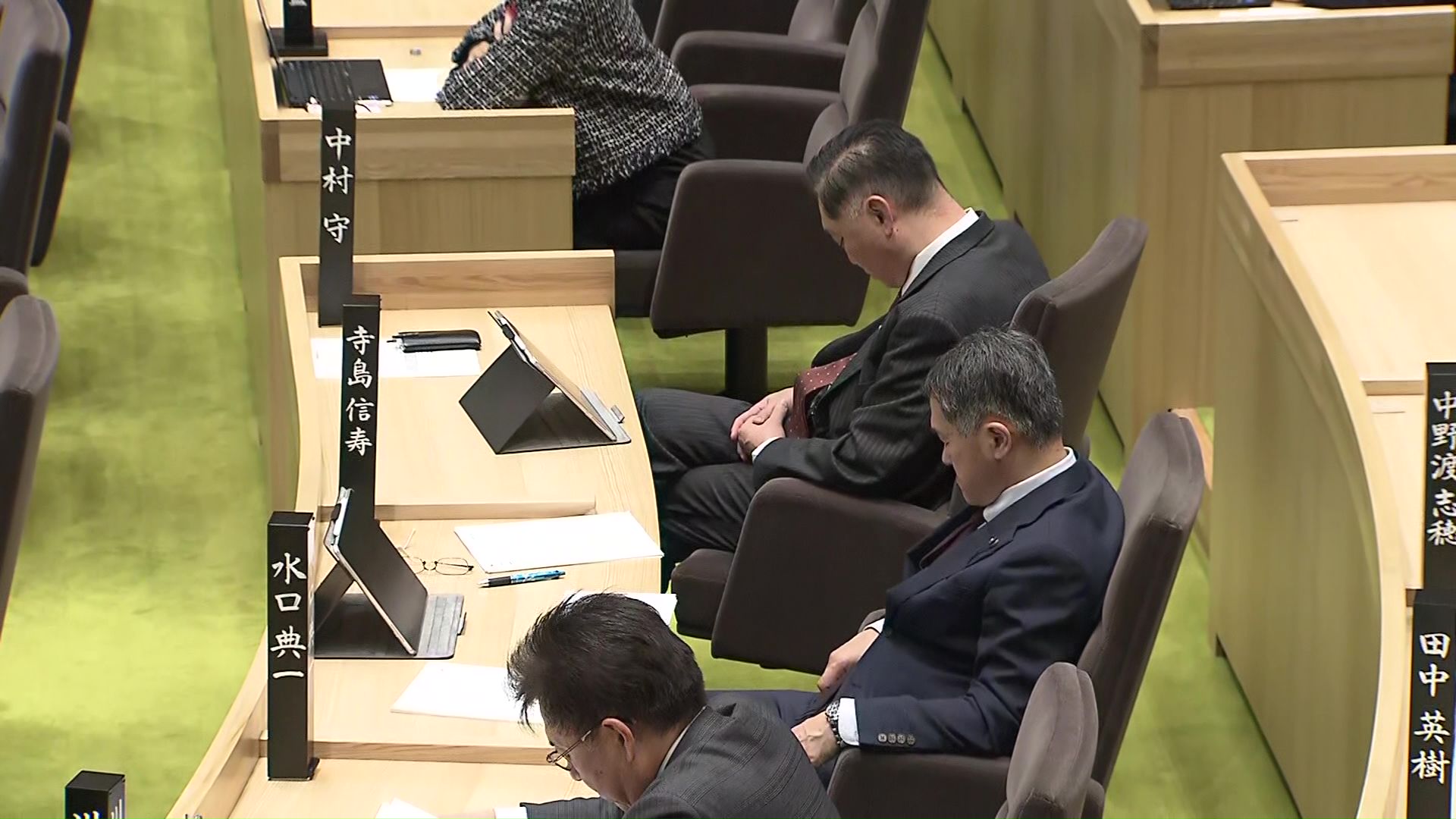 居眠りしているような議員も