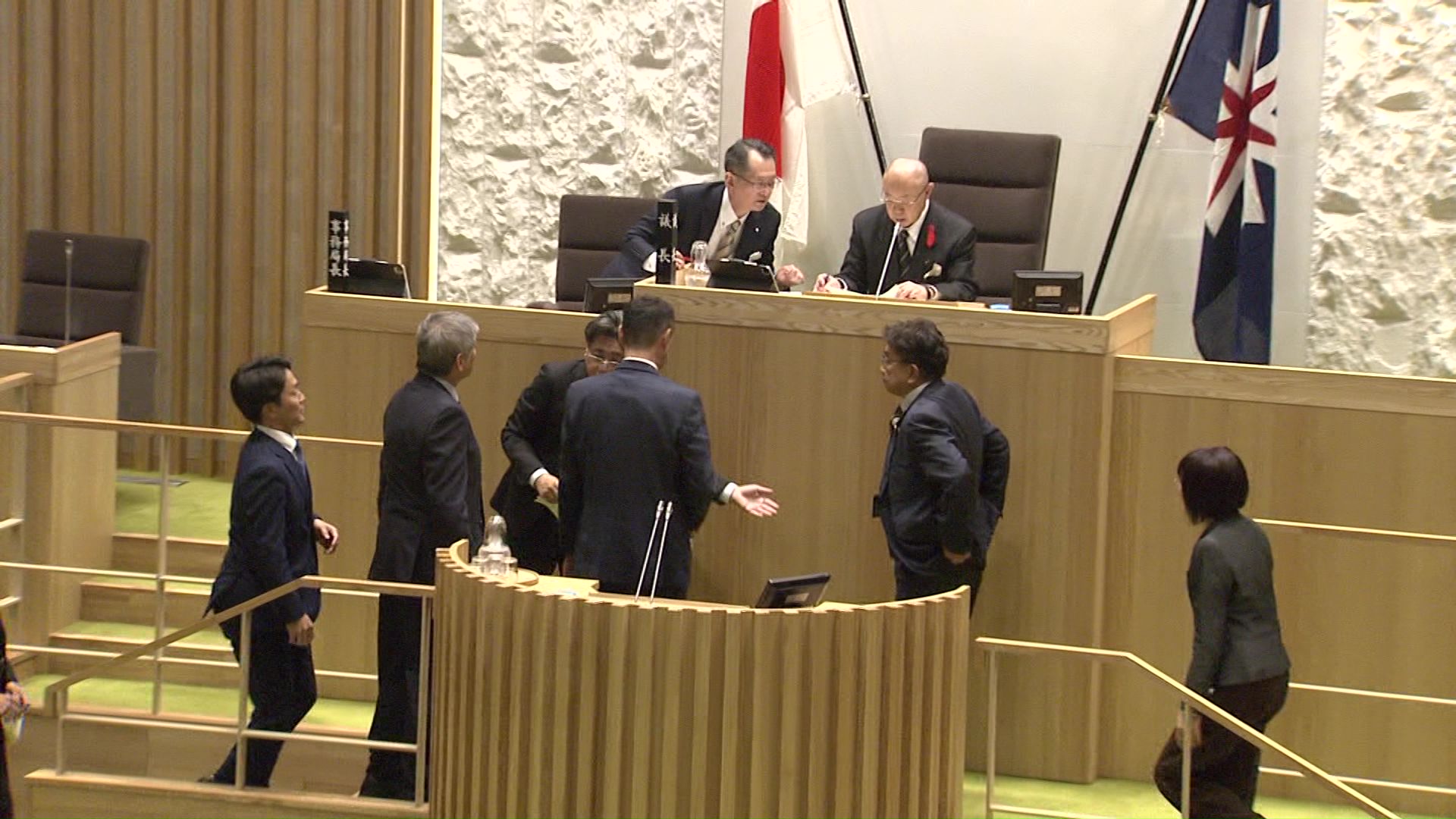 議長席の前で与野党が対応を議論していると…