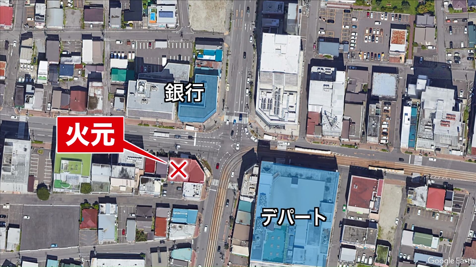 出火元は古い2階建ての雑居ビルに入る事務所とみられる