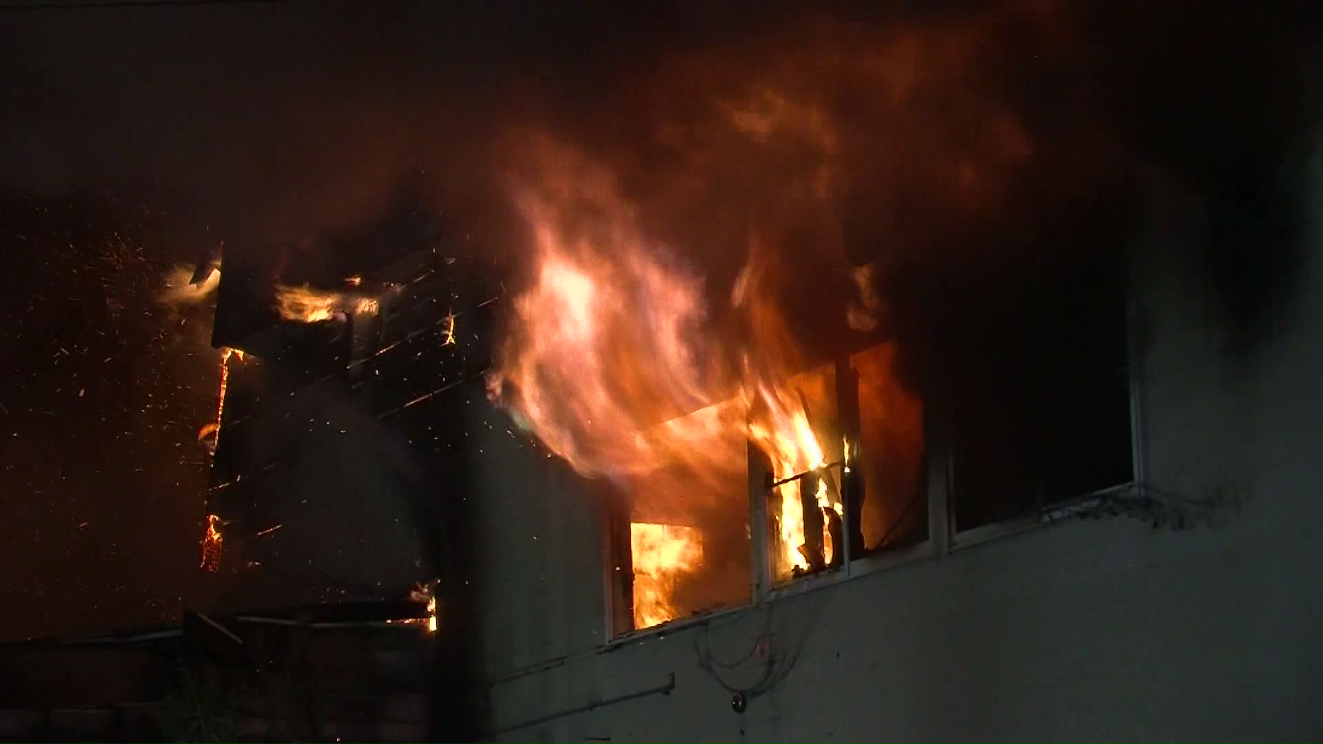 放火により炎に包まれるビルと倉庫