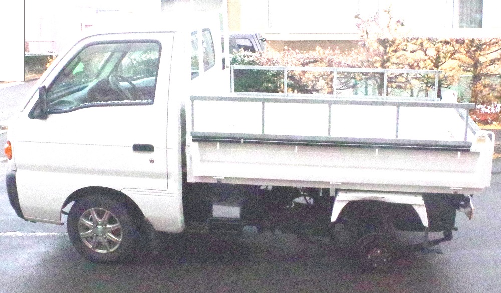 タイヤが外れた軽トラック（提供：北海道警）