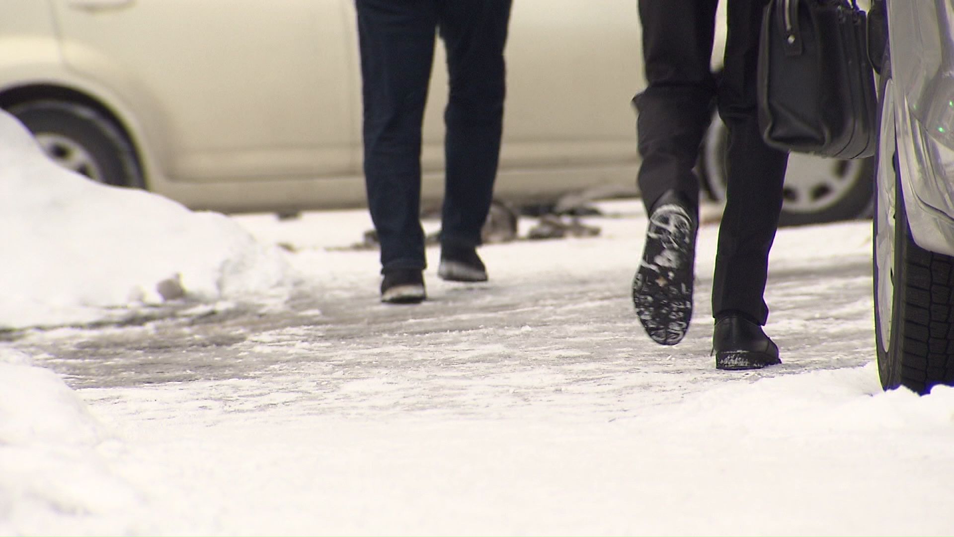 通勤時間帯の道路はツルツル（札幌市）