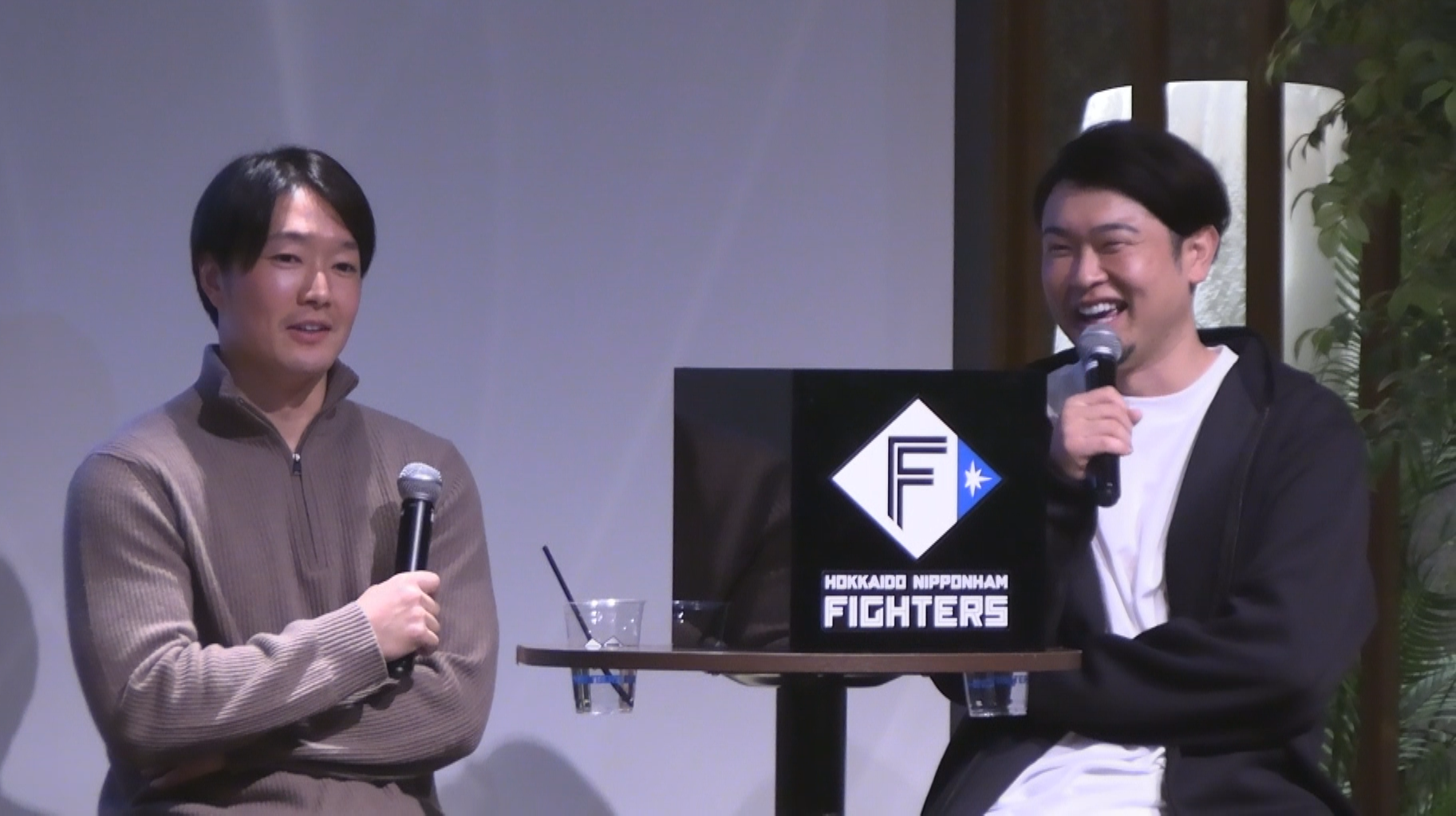 トークショーに登場した玉井大翔投手（左）と池田隆英投手（右）