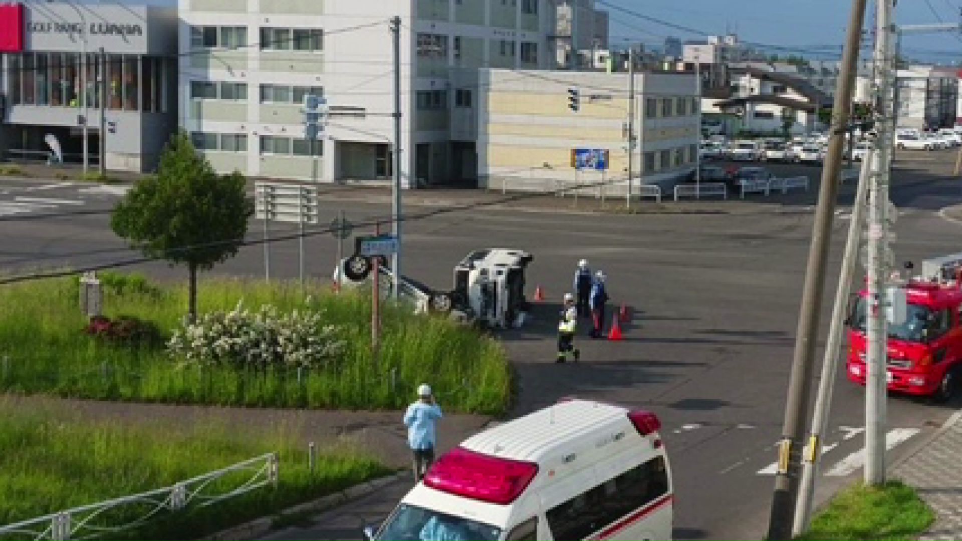 乗用車とワゴン車が出合い頭に衝突（2025年6月 撮影：視聴者）