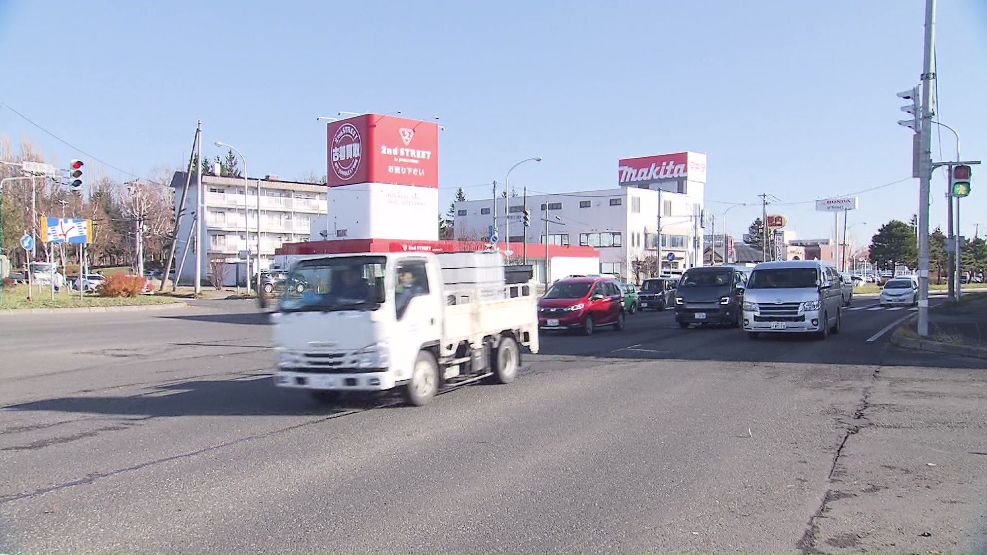 通称「環状通」は交通量が多い