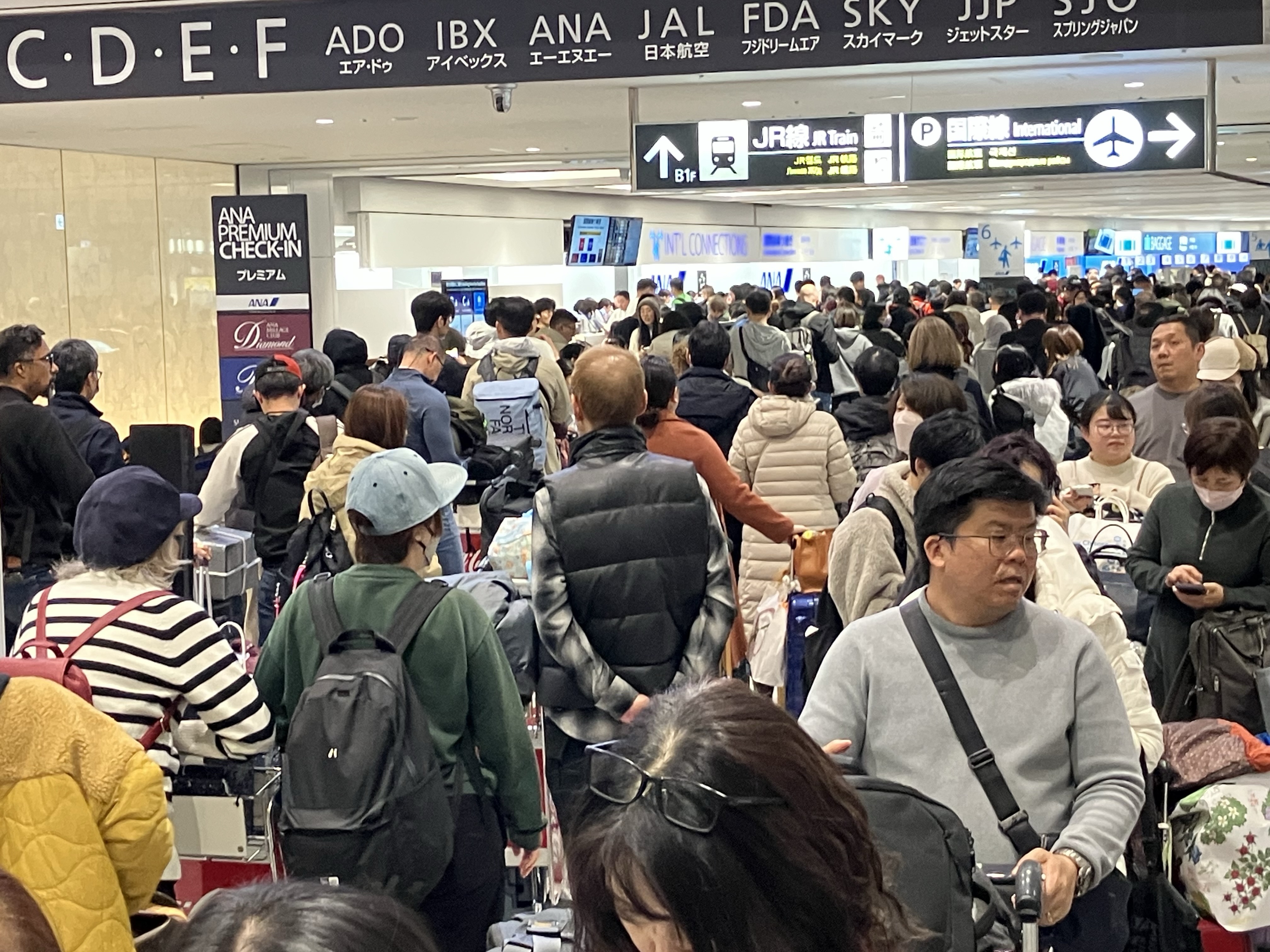 混雑する新千歳空港(8日午後6時ごろ)