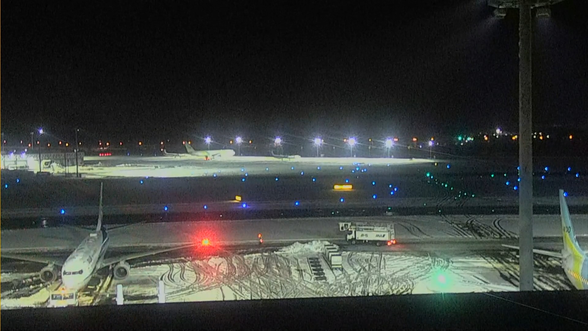 新千歳空港の滑走路(午後7時30分ごろ)