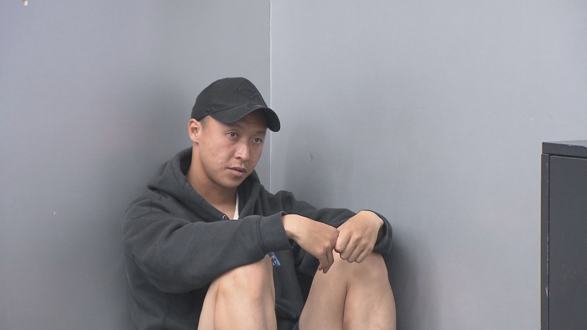 長年の相棒である深井の引退発表を会見場の片隅で聞く荒野拓馬