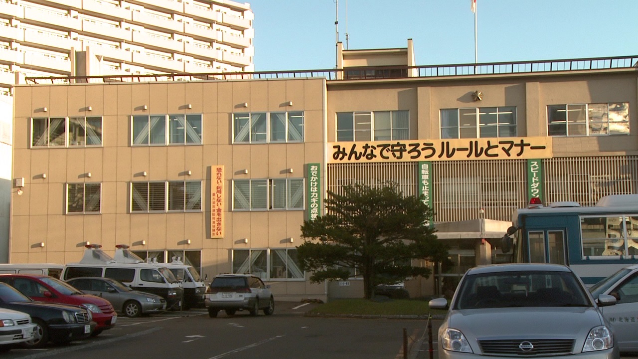 傷害容疑で男を逮捕した北海道警白石署（札幌市）