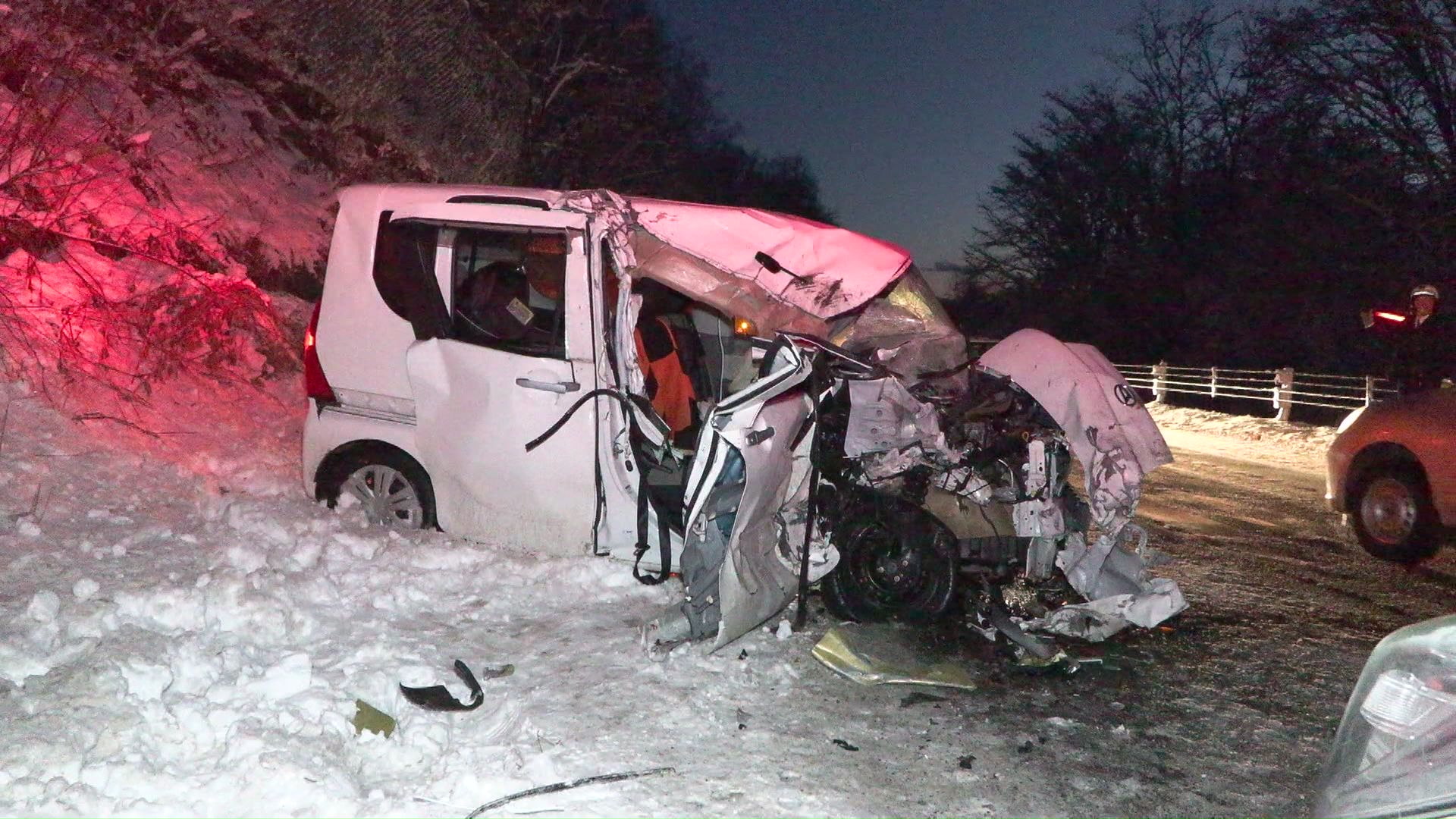 事故により大破した軽自動車