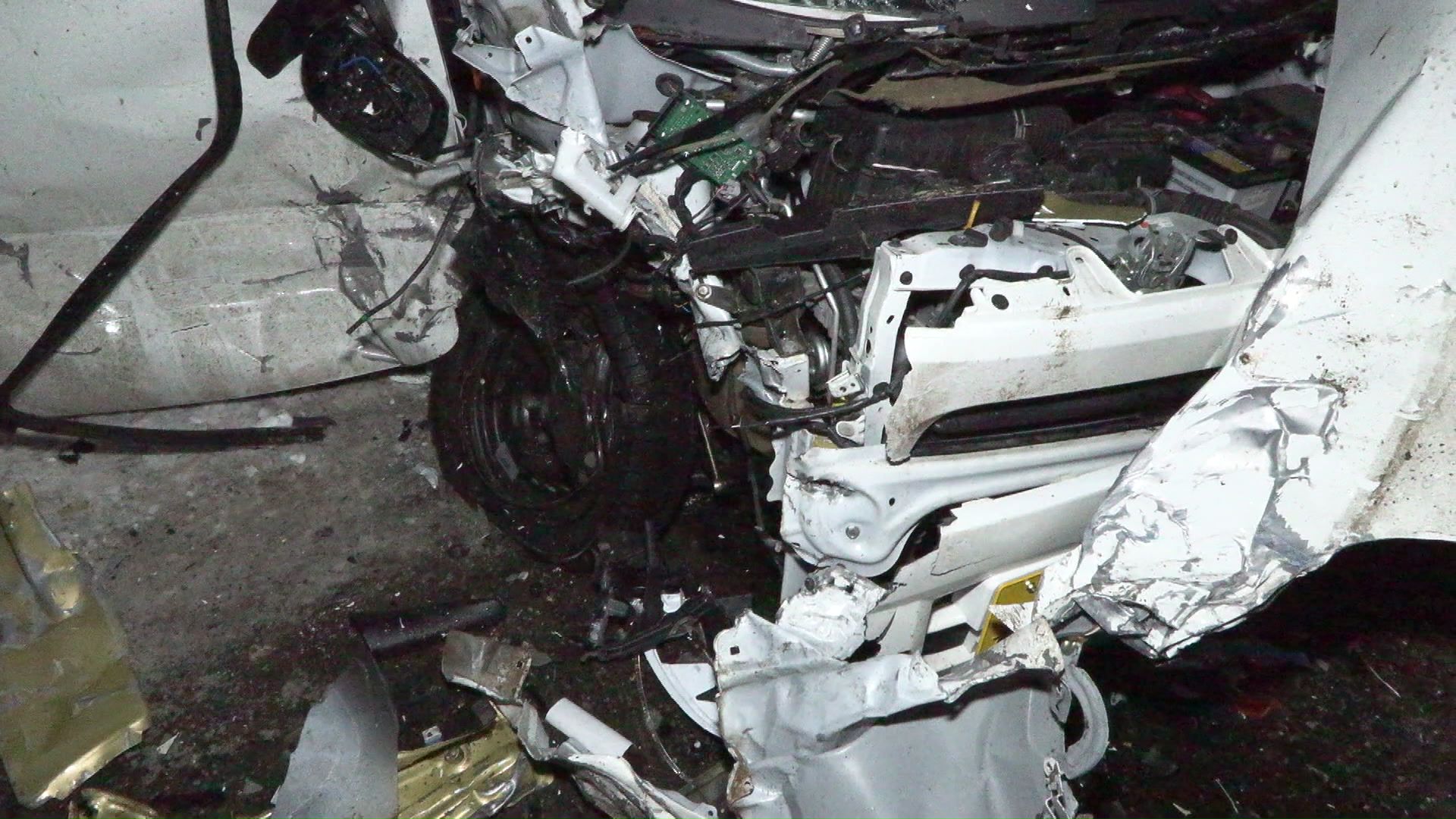 事故により損傷した軽自動車のフロント部