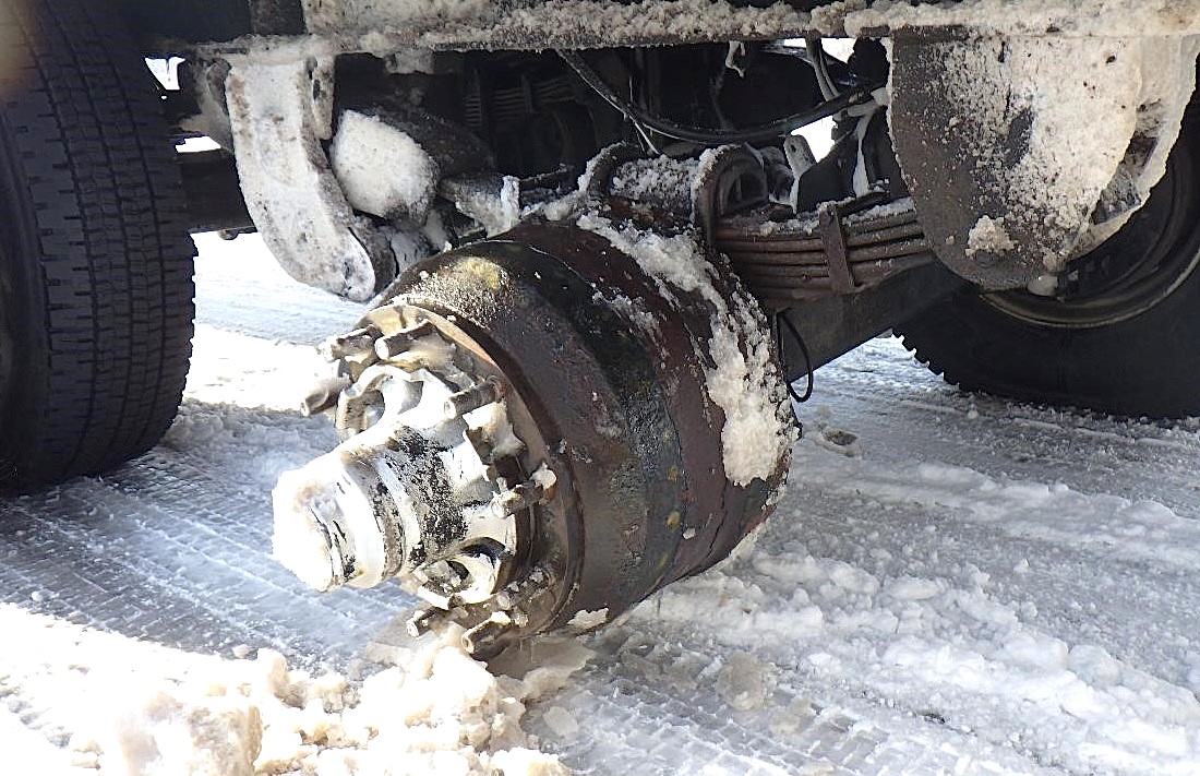 タイヤが脱落したトレーラーの左後輪（提供：北海道警）