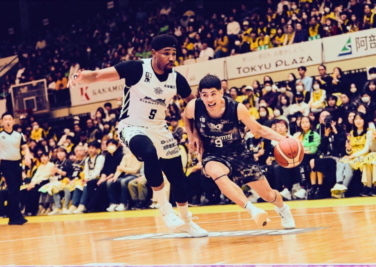  サンロッカーズ渋谷・ベンドラメ礼生選手(右)　(C) SUNROCKERS