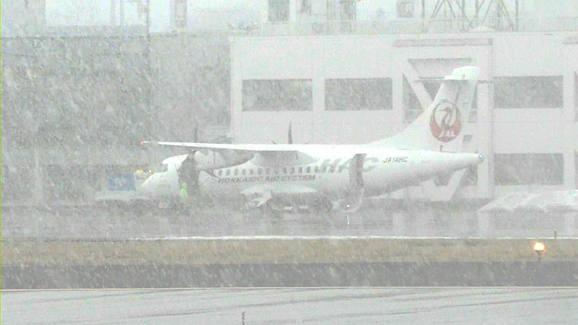 函館空港に着陸したJAL2823便