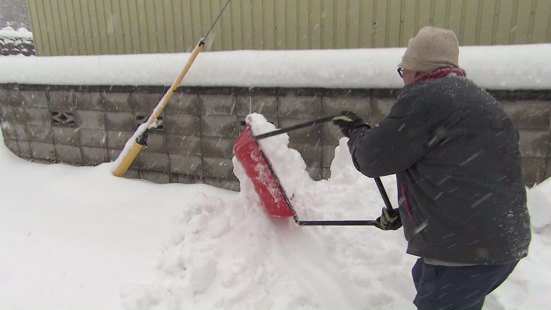 スノーダンプ(ママさんダンプ)で除雪する札幌市民