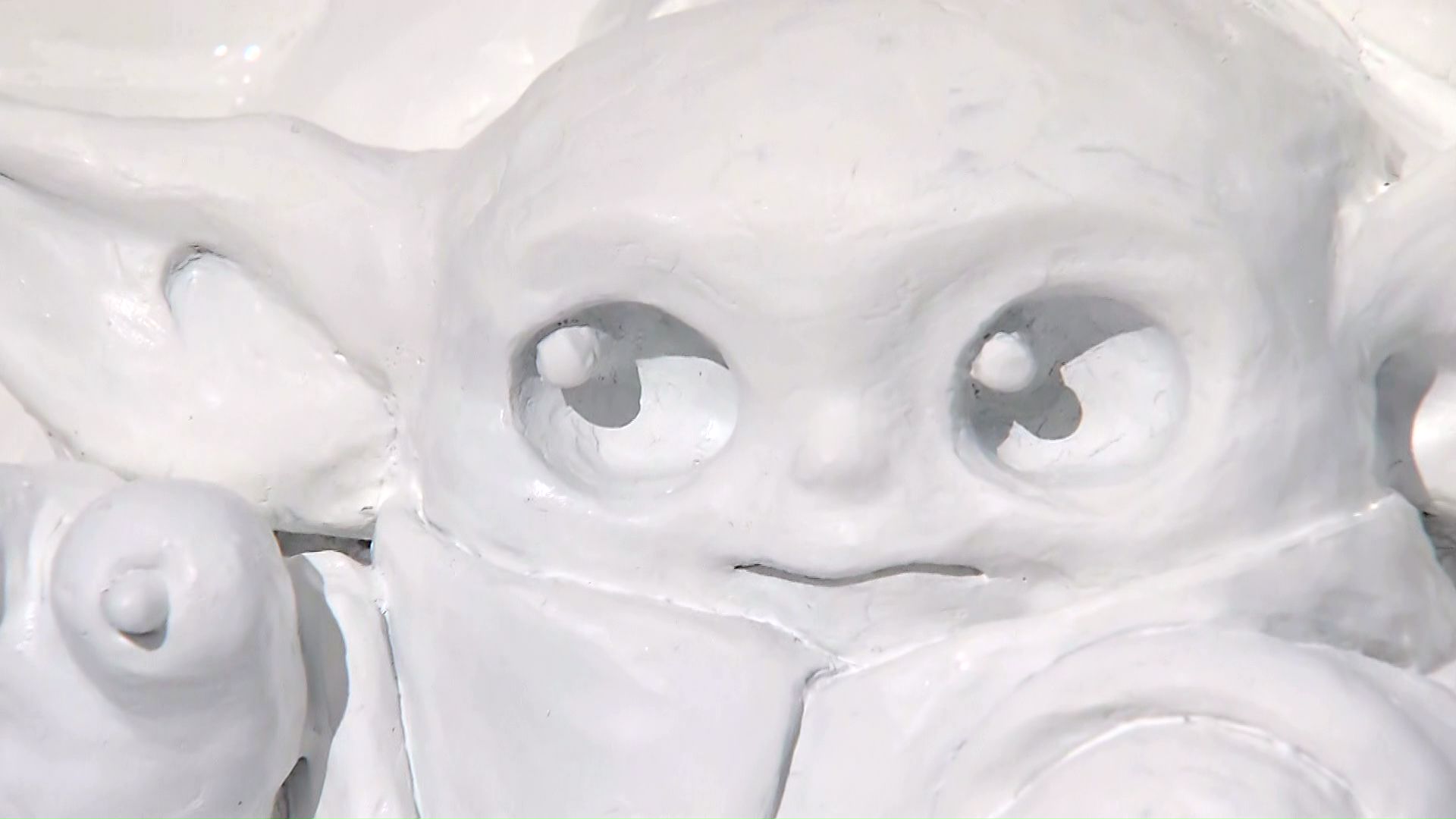 可愛らしいグローグーが雪像に