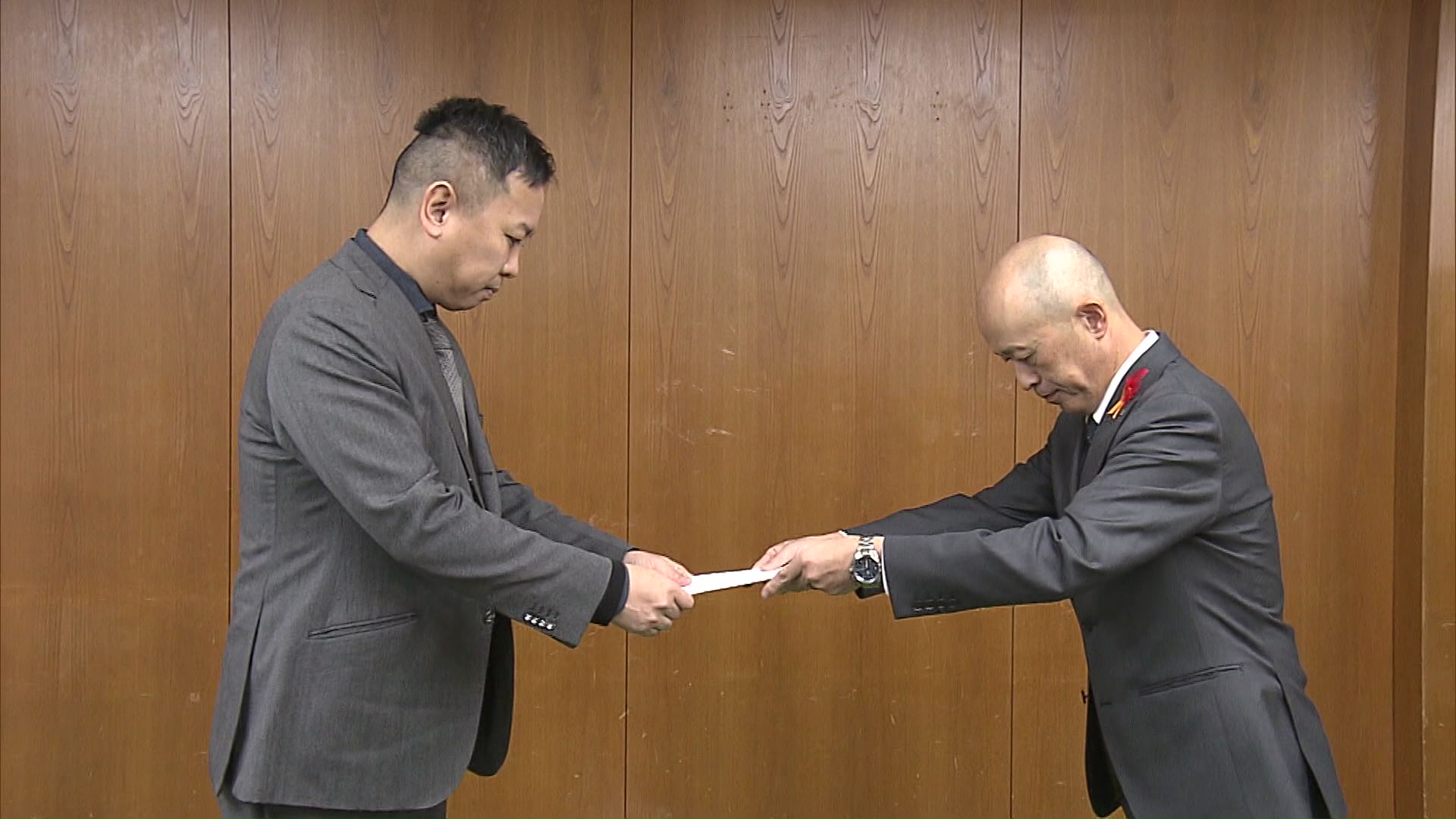 左:松井政憲社長 (11月道庁にて)