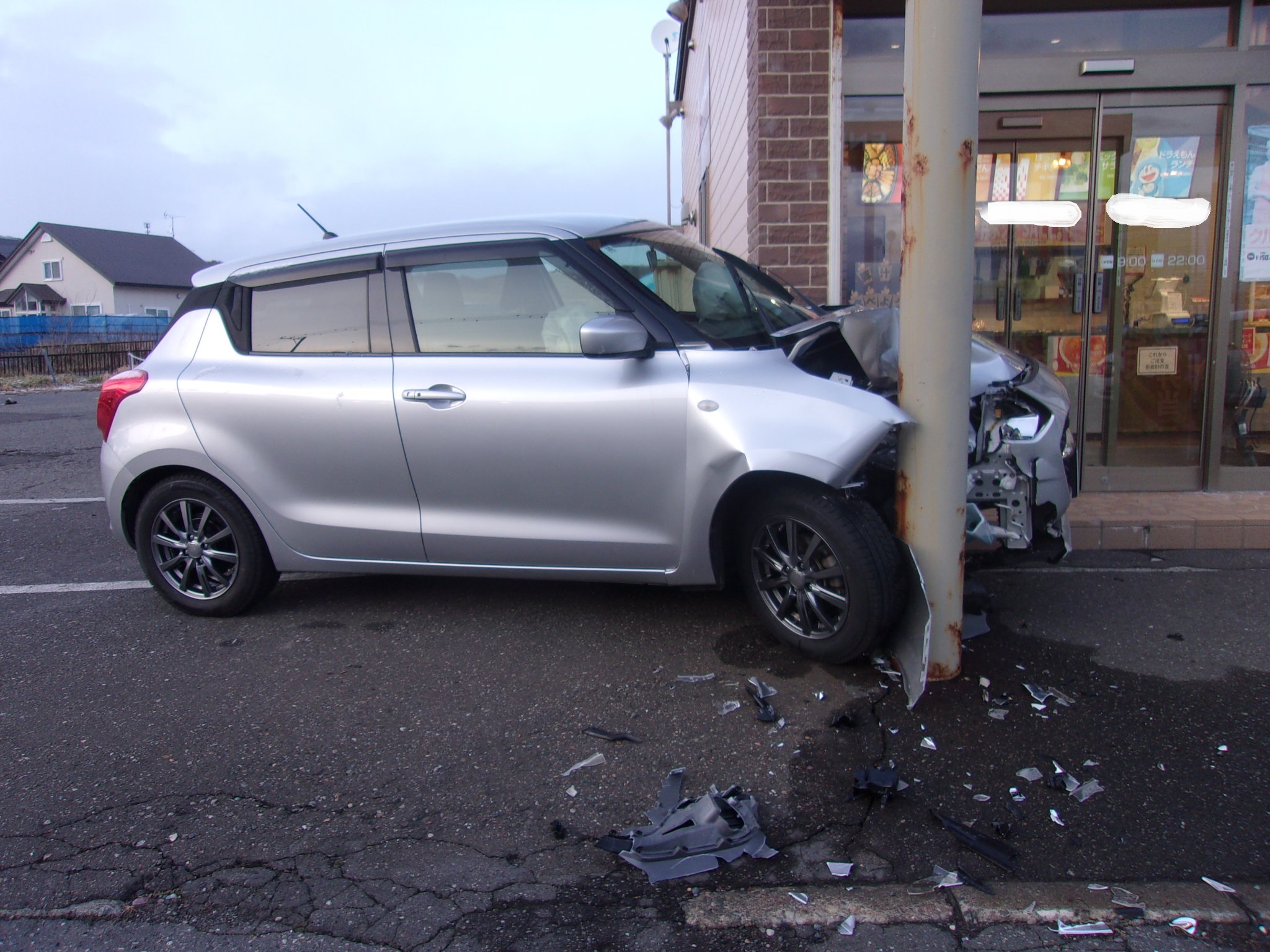 看板の支柱にぶつかった乗用車（提供：道警）