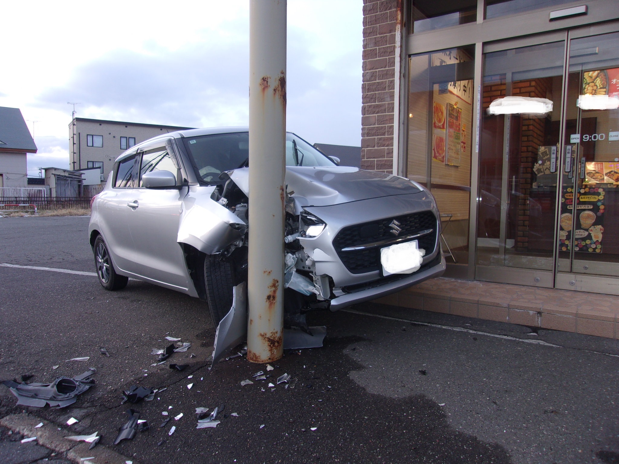 車体の右側が大きく壊れている(提供:道警)