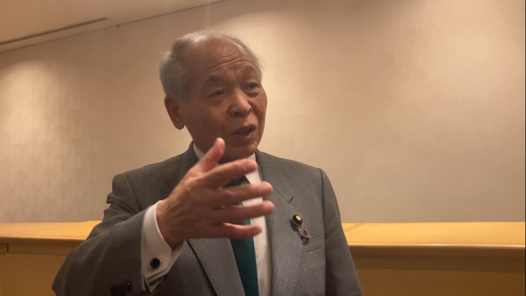 集会後に報道陣の取材に応じる鈴木氏（12月14日　札幌市）