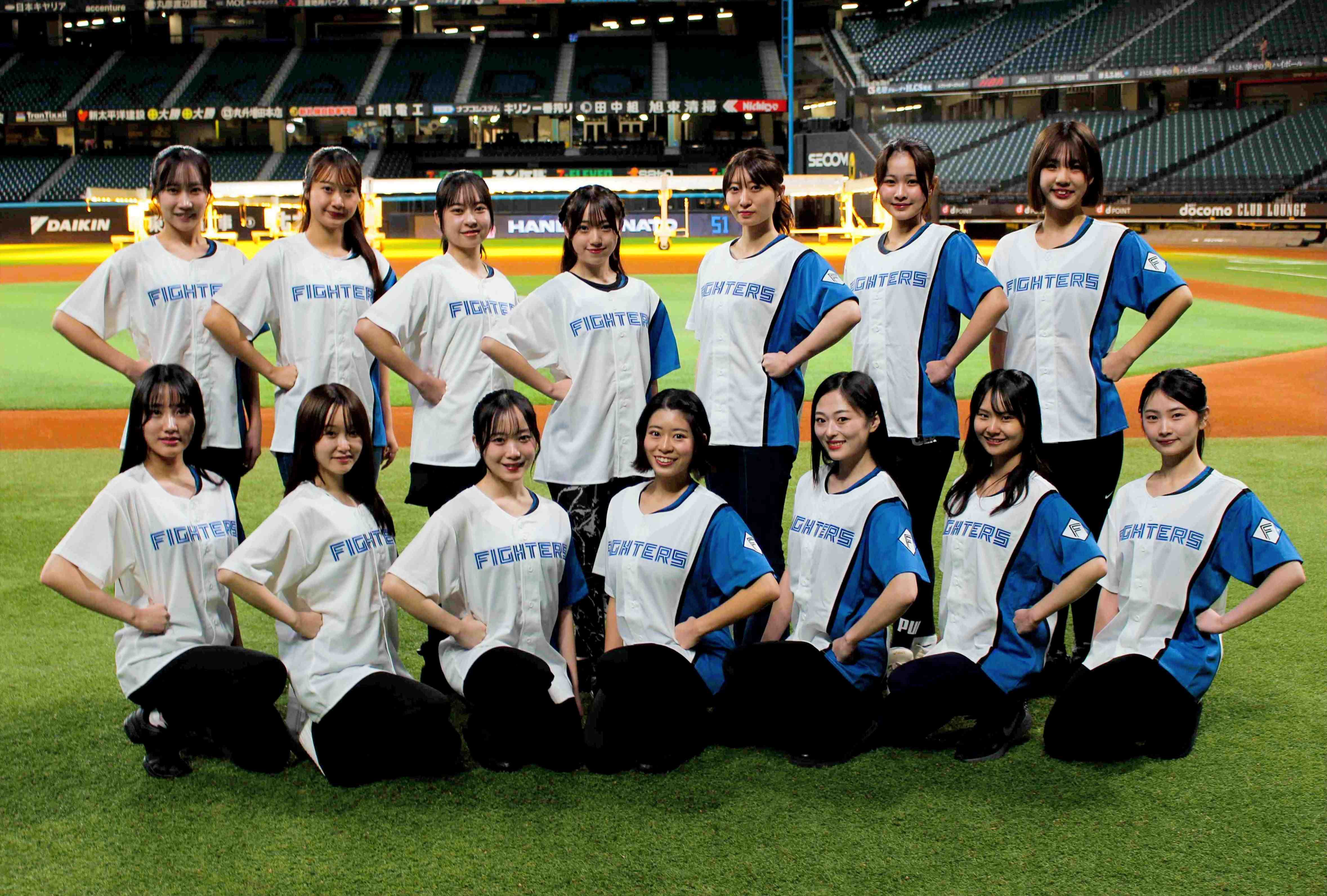 ファイターズガール新メンバー前列左から高井、船木、南部、小原、佐藤夢、佐藤羽、齋藤りこ、後列左から石田、齋藤りの、福田、吉川、串山、十川、長谷川