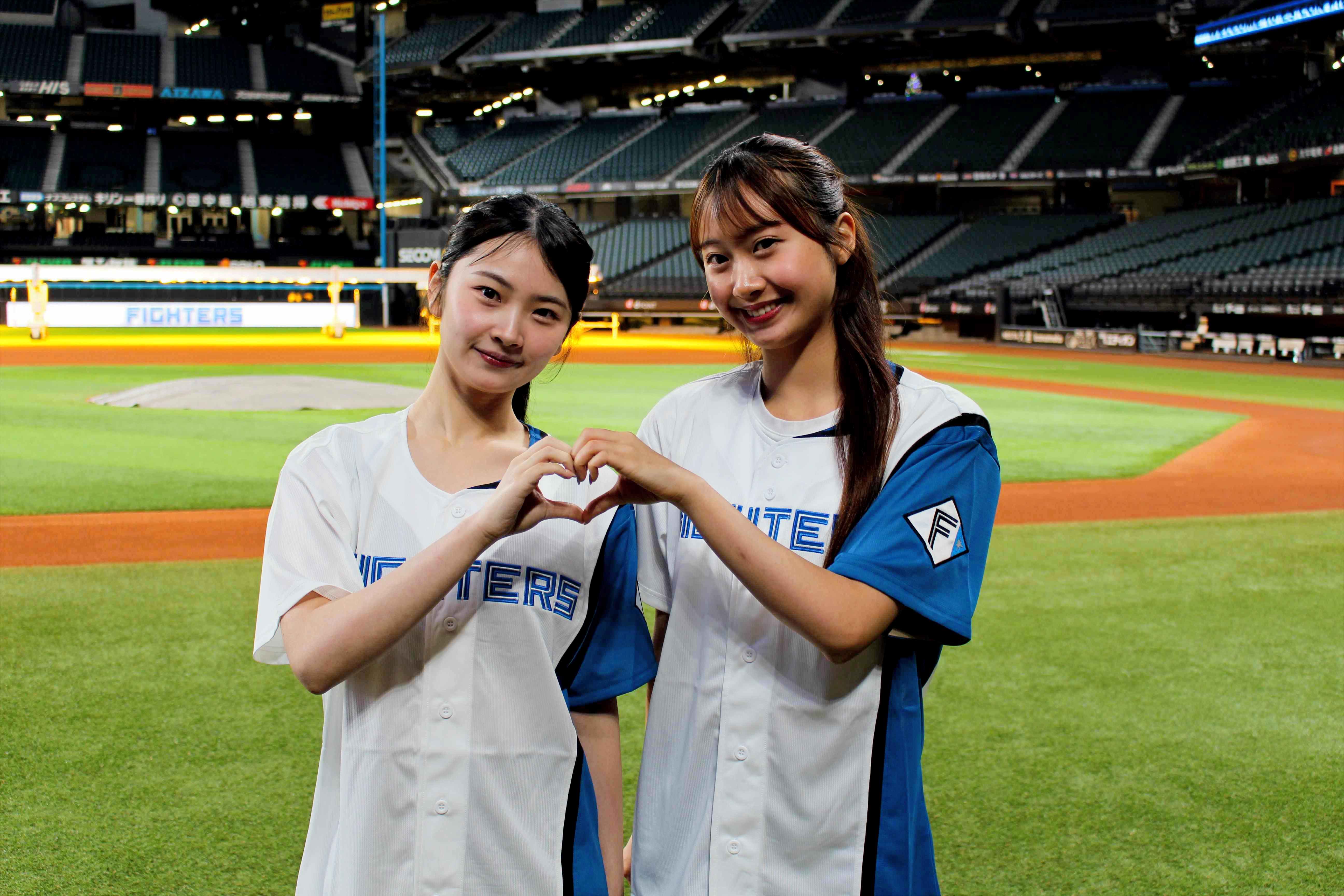 姉妹でファイターズガール新メンバーとなった斎藤りこさん(左)とりのさん(右)