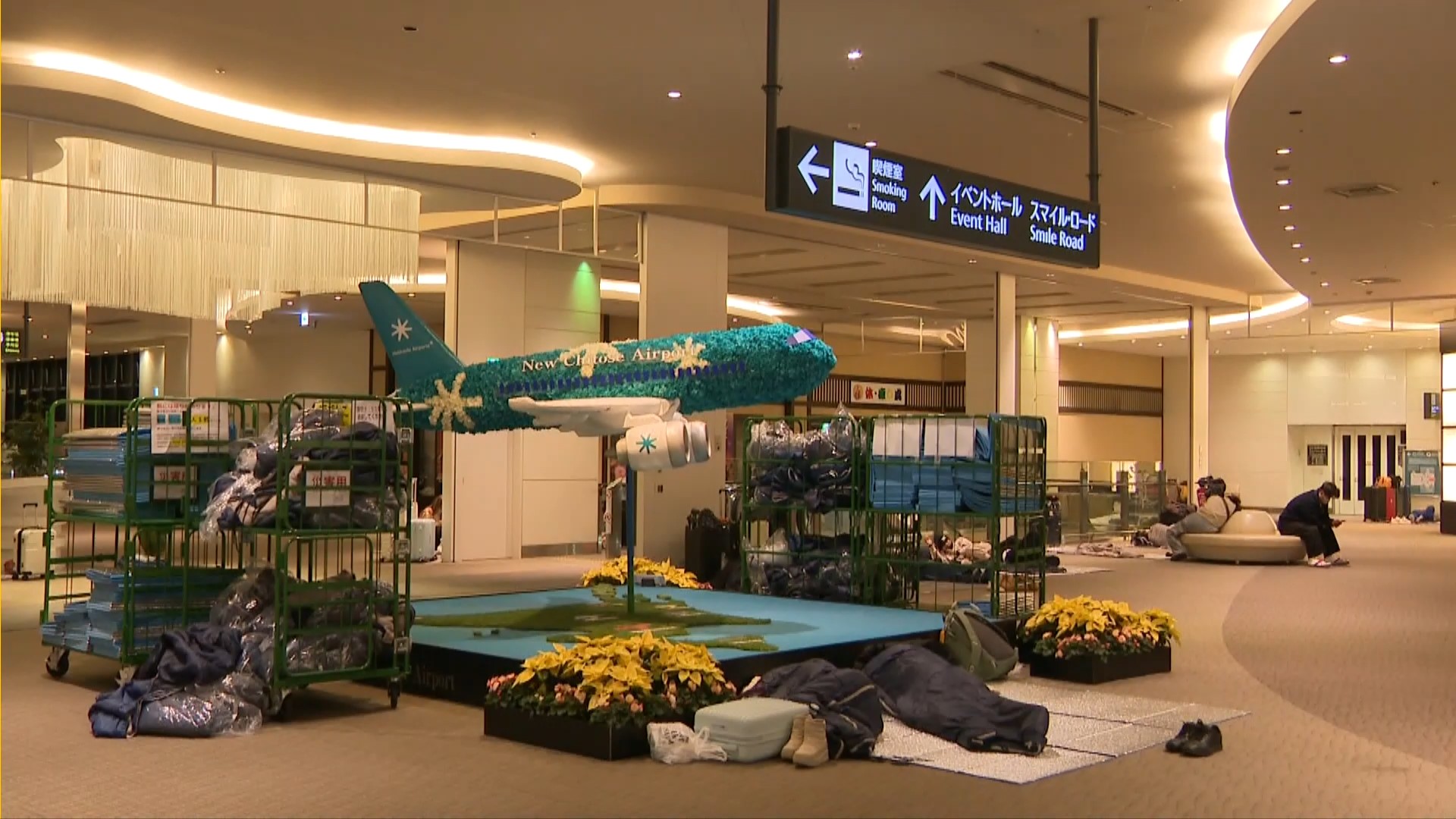 空港内で一夜を明かす利用客ら