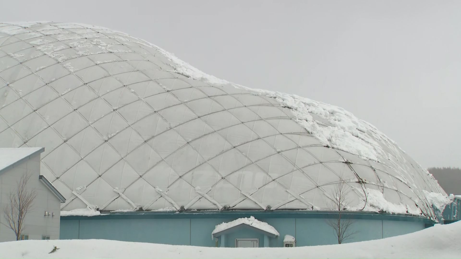 オホーツクドームの屋根が陥没