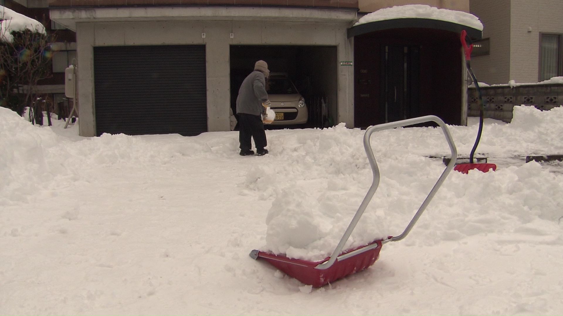 湿った重い雪で雪かきも一苦労