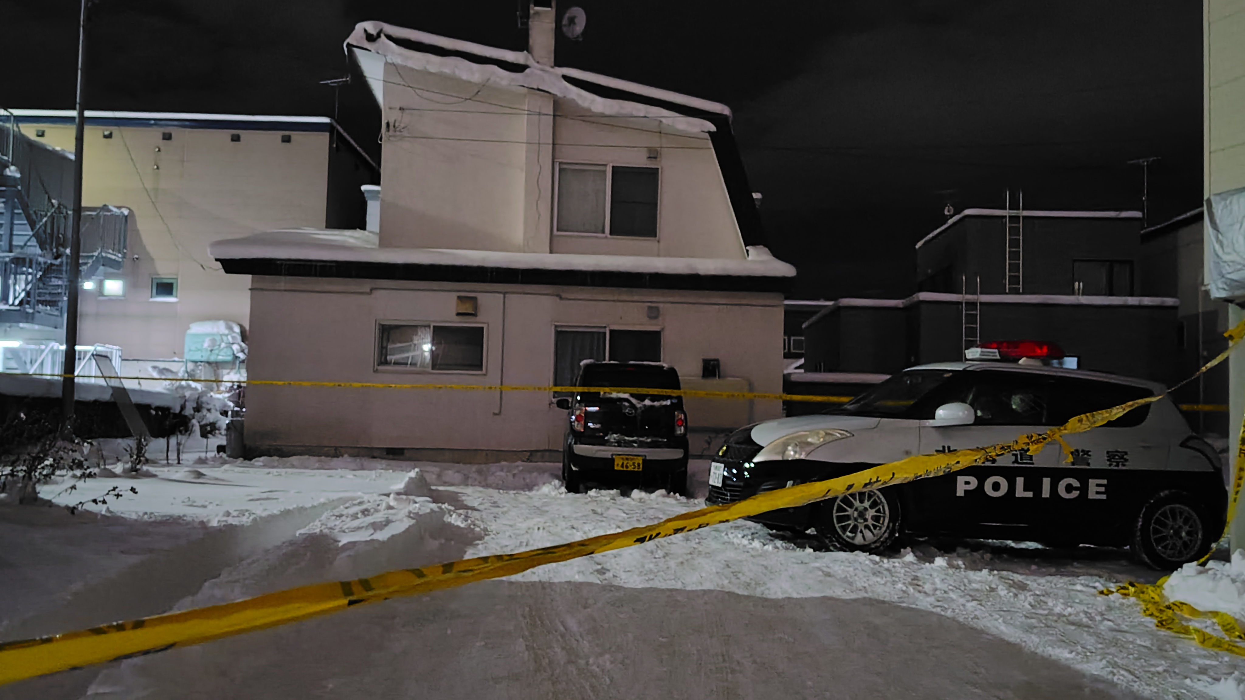 女性2人の遺体が発見された現場（14日午前1時ごろ）