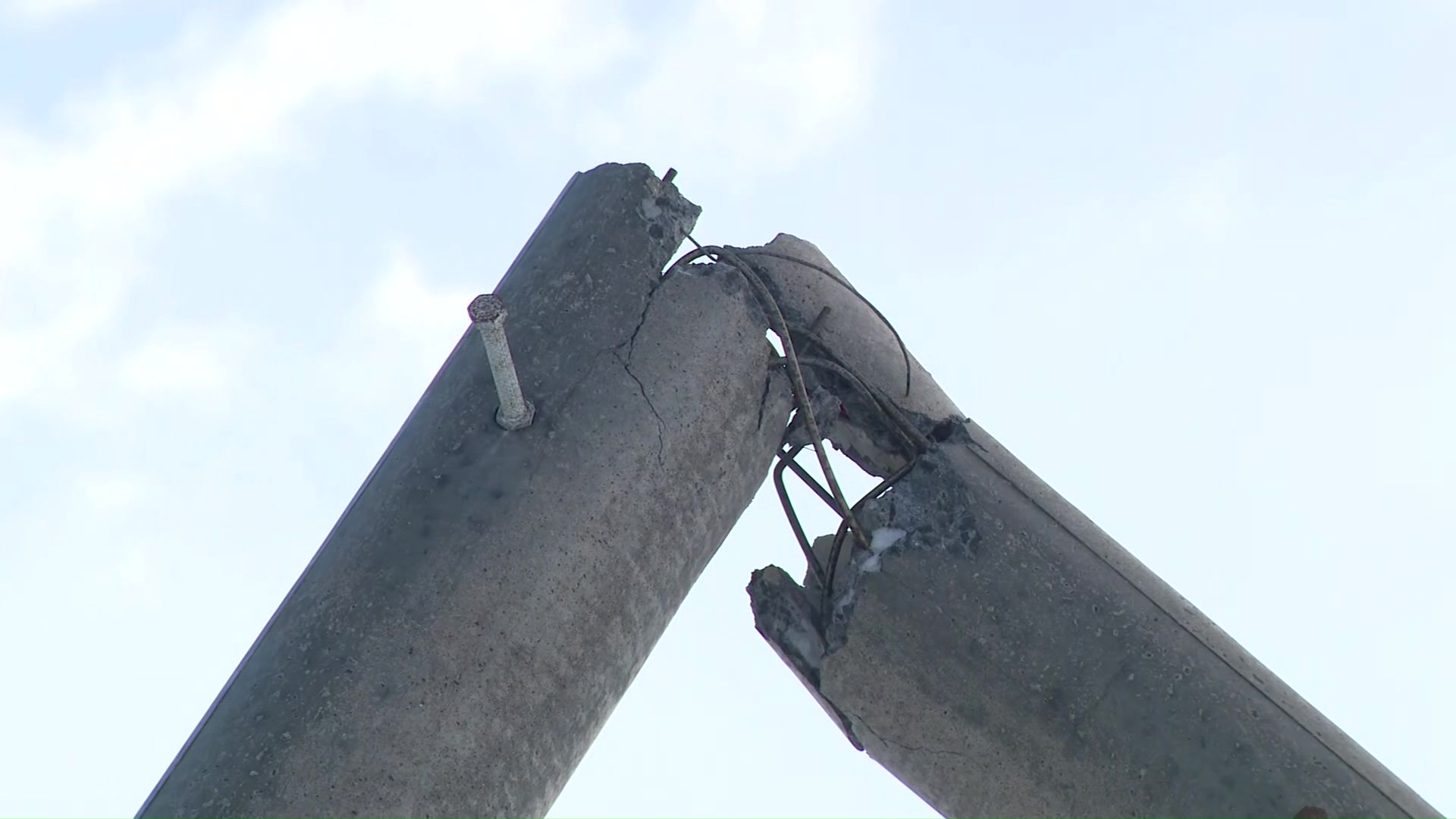 電柱が折れたり電線が切れる被害が各地で発生